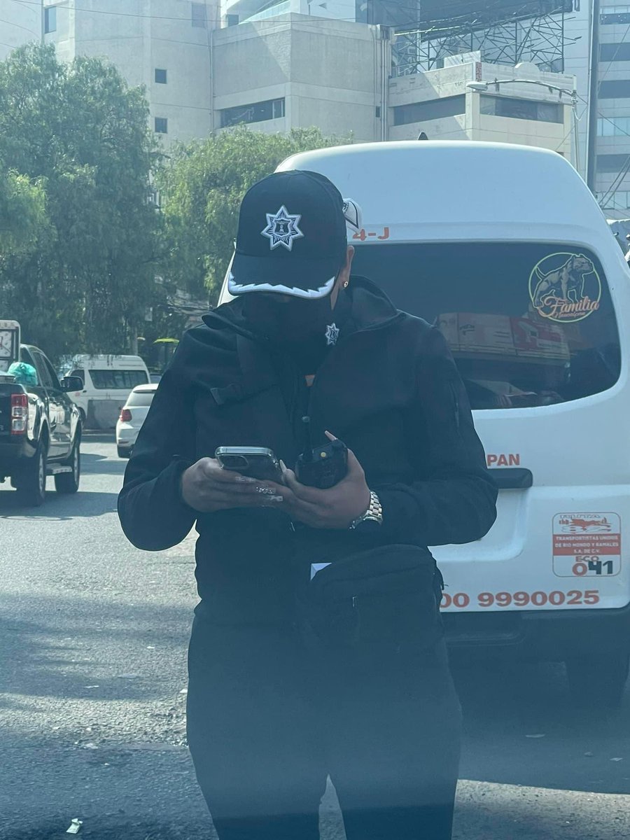 Maraca2's tweet photo. Tengan cuidado están a afuera de plaza toreo en el semáforo cazando y pidiendo mordida con trasferencia a su cuento de $4000 pesos https://t.co/T4ckL1bZGd