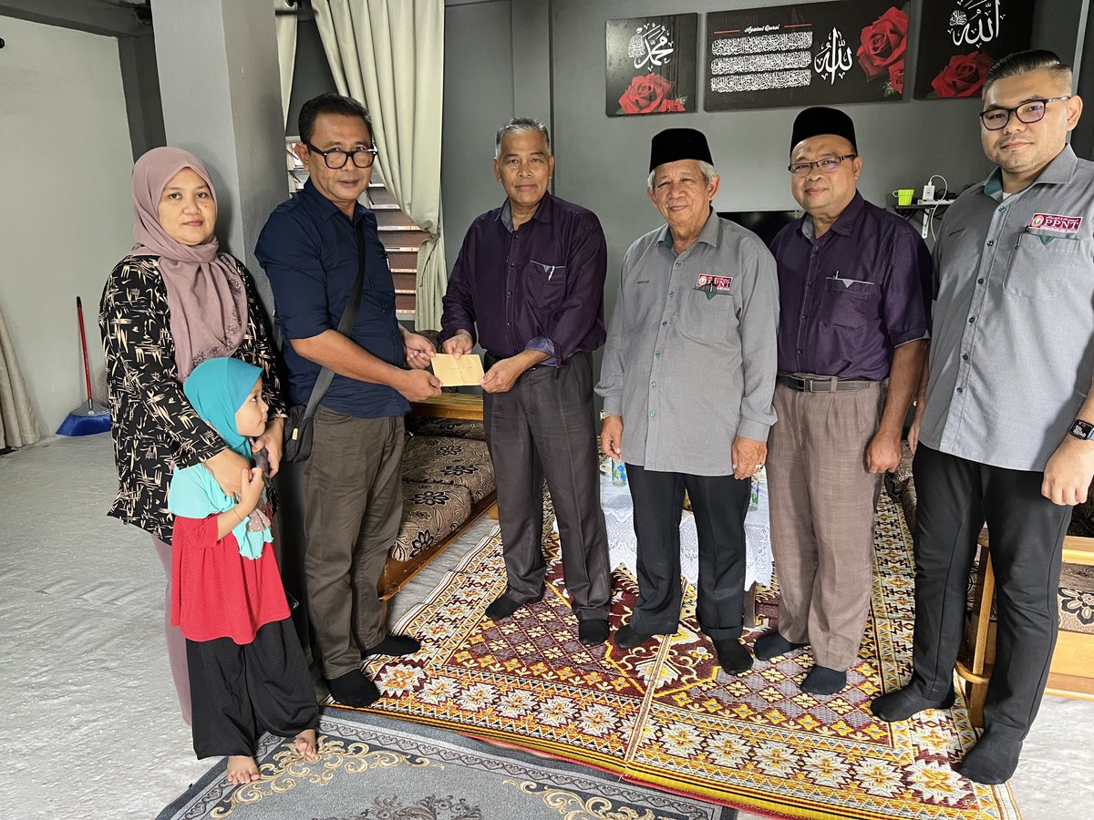 PPNJBesut's tweet photo. Hari ini Pengerusi Biro Kejenteraan serta Ahli Jemaah Pengarah &amp; Pengurus Besar PPN Terangganu berkesempatan melawat rumah kakitangan PPNJ Besut yang terkesan akibat dari banjir besar yang melanda tempoh hari, disamping menyampaikan bantuan kpd mangsa. Terima kasih PPNT. https://t.co/FBSZsRrstD