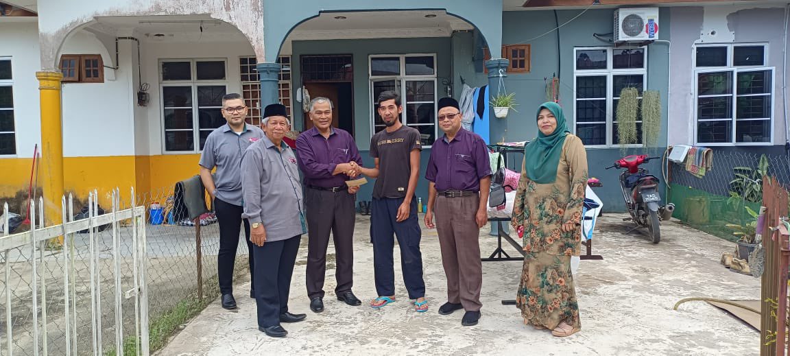 PPNJBesut's tweet photo. Hari ini Pengerusi Biro Kejenteraan serta Ahli Jemaah Pengarah &amp; Pengurus Besar PPN Terangganu berkesempatan melawat rumah kakitangan PPNJ Besut yang terkesan akibat dari banjir besar yang melanda tempoh hari, disamping menyampaikan bantuan kpd mangsa. Terima kasih PPNT. https://t.co/FBSZsRrstD