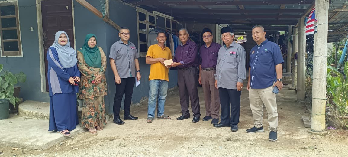 PPNJBesut's tweet photo. Hari ini Pengerusi Biro Kejenteraan serta Ahli Jemaah Pengarah &amp; Pengurus Besar PPN Terangganu berkesempatan melawat rumah kakitangan PPNJ Besut yang terkesan akibat dari banjir besar yang melanda tempoh hari, disamping menyampaikan bantuan kpd mangsa. Terima kasih PPNT. https://t.co/FBSZsRrstD