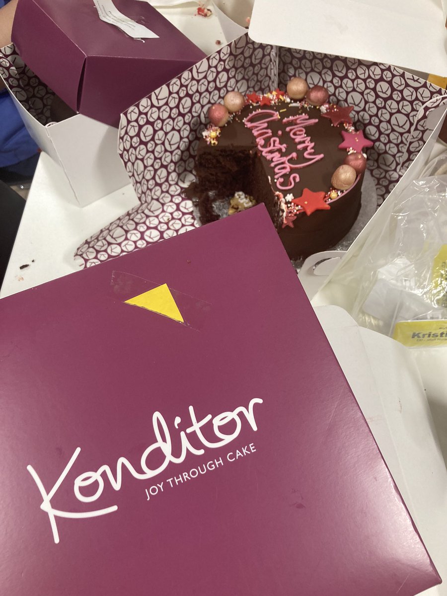 MaryannNoronha's tweet photo. Thanks to @konditorcakes for the Christmas treat today. Some very happy staff members at St Thomas’s ED today! #redvelvet #joythroughcake https://t.co/FKXNHj3m0k