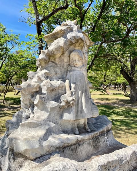 turismobaok's tweet photo. ¿Sabías que en #BuenosAires hay una escultura de Caperucita Roja? 🧐 Está dentro del 📍#Parque3DeFebrero, en #Palermo. 🎨Fue cincelada en mármol por el escultor francés Jean Carlus y adquirida por la Ciudad en 1937. ¿La viste alguna vez? 😍 https://t.co/uVSgeNGuxR
