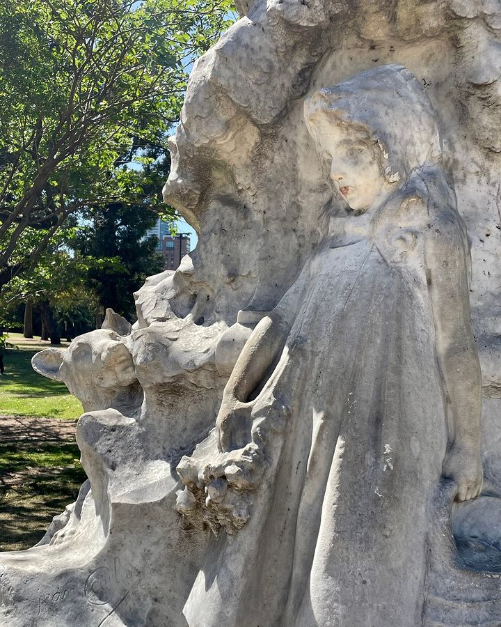 turismobaok's tweet photo. ¿Sabías que en #BuenosAires hay una escultura de Caperucita Roja? 🧐 Está dentro del 📍#Parque3DeFebrero, en #Palermo. 🎨Fue cincelada en mármol por el escultor francés Jean Carlus y adquirida por la Ciudad en 1937. ¿La viste alguna vez? 😍 https://t.co/uVSgeNGuxR