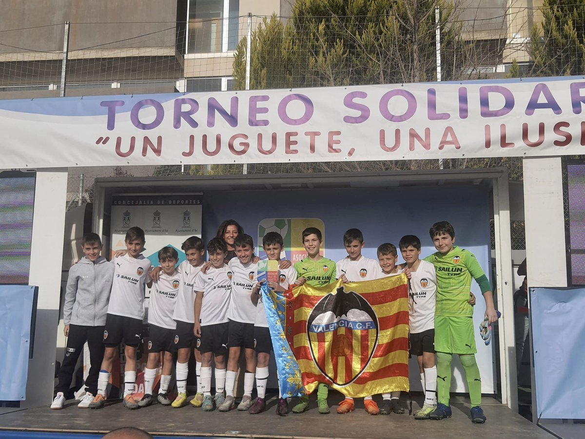 Academia_VCF's tweet photo. 🏆 ¡𝘾𝘼𝙈𝙋𝙀𝙊𝙉𝙀𝙎!

👏 Nuestro combinado Alevín, campeón del torneo de @unjuguete tras realizar un gran campeonato y vencer a @CanteraGrogueta en la final

🔗 https://t.co/vqyLR1GfP8

¡𝗘𝗡𝗛𝗢𝗥𝗔𝗕𝗨𝗘𝗡𝗔, 𝗙𝗔𝗠𝗜𝗟𝗜𝗔! 🧡

#ADNVCF 🦇 https://t.co/Cl8WQJqhGq