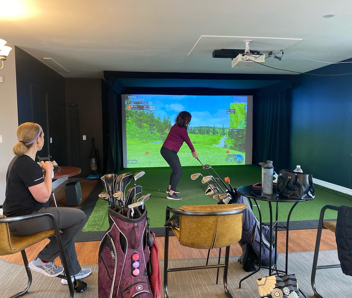 Come golf inside! It's fun, relaxing, and nice and warm!

We have some 1-hour (or more!) slots in the next few days. See the availability here &amp; book your spot: ⛳ 

sunnybraegolfclub.com/book-a-golf-si…

Call Mike Piccininni at 905-442-0617 to book a same-day tee time.

#indoorGolf #golfSim