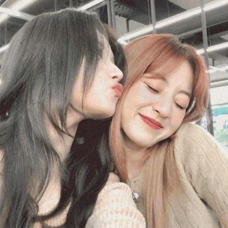 happy birthday to our beautiful sana!! i hope you have an amazing day, we love you 💜

HAPPY SANA DAY
#겨울에_태어난_원스들의_샛별이
#AlwaysHereForSana