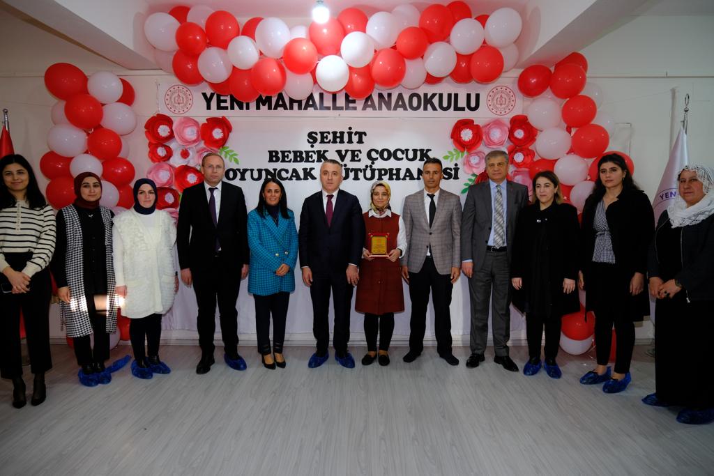 sirnakmem73's tweet photo. Sayın Valimiz Osman BİLGİN ve İl Milli Eğitim Müdürümüz Sayın Mirza TETİK'in katılımıyla Şırnak Yeni Mahalle Anaokulunda Yeşeren Gençlik Derneği organizasyonu ile Şehit Bebek ve Çocuk Oyuncak Kütüphanesi açıldı.
@tcmeb @mebtegm @valiosmanbilgin @SirnakValiligi @mirzatetik78 https://t.co/0bZPnbw1on
