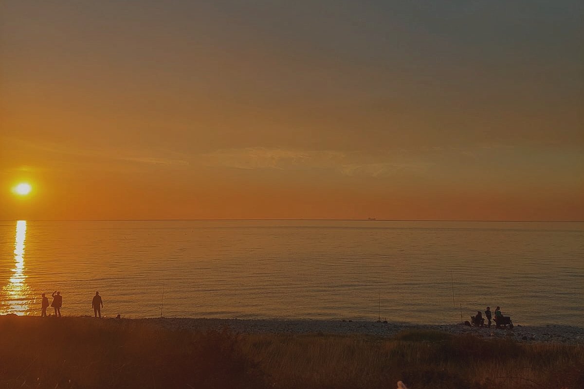 Düşüncelerin öldüğü bir yılı kağıttan kayık yapıp saldım.