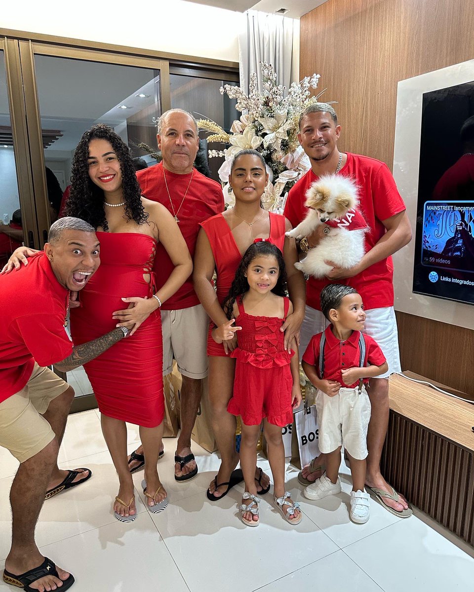 Guipolemico's tweet photo. Ano passado falei assim pra paolla “o natal do ano que vem vai na nossa casa” hoje ta sendo, e com um presente especial.. GAEL 😍💙 https://t.co/eRP29bZDMH