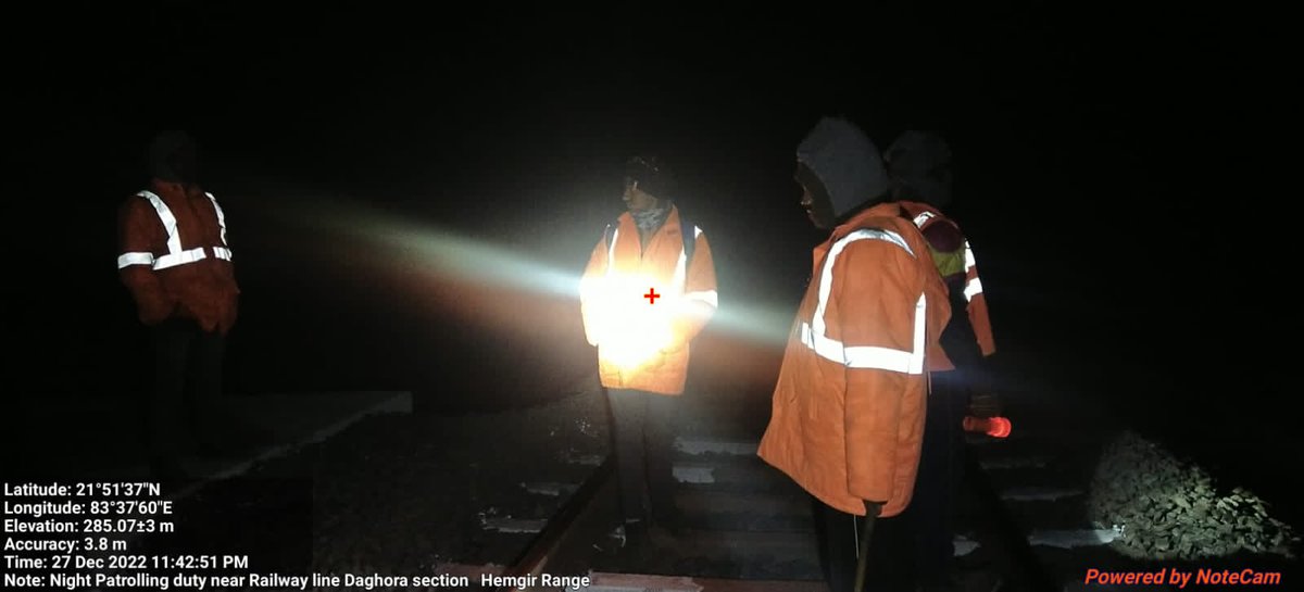 DfoSundargarh's tweet image. Joint Night Patrolling along the railway track by Daghora section staff, Hemgir Forest Range &amp;amp; Railways Engineering &amp;amp; OHE staff

#CoordinatedEfforts
#ElephantProtection
@ForestDeptt @pccfodisha @PCCFWL_Odisha @elephant_trust @RailMinIndia
