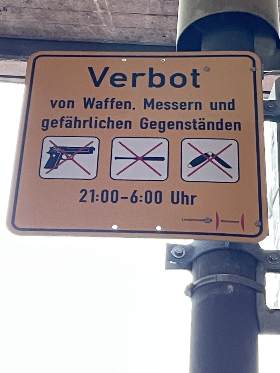 hedyundolaf's tweet photo. Kurz vor dem Bahnhof und Innenstadt steht jetzt dieses Schild 👇 soweit ist es schon? 😳😳😳
Das ist in Hannover 😭😭😭 https://t.co/03hO2CmWgL