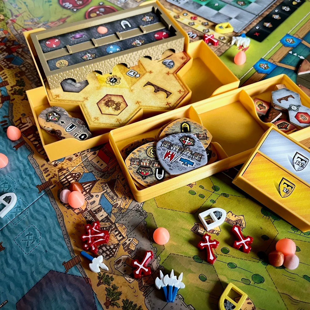 EurohellDesign's tweet image. Here’s a quick look at our upgrade components and part of our insert for 🏰 PRAGA CAPUT REGNI by @deliciousgamesboard 😁
#levelUpYourGame
#eurohelldesign #boardgames #pragacaputregni