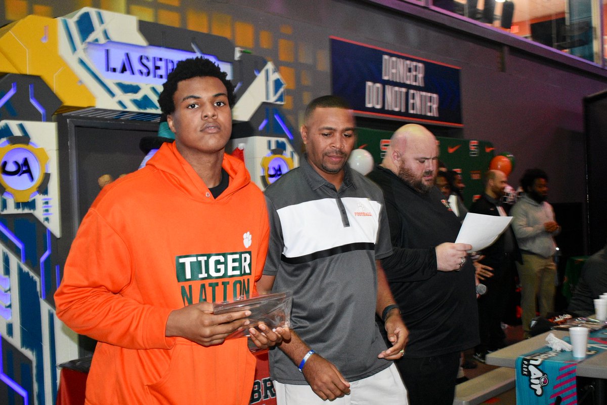 GreenKyleB's tweet photo. Truly appreciate my @StockbridgeFoo2 coaches for presenting me with the Tiger Award - Defense. Class of ‘24, we got next! 🔥 #BridgeBuilt https://t.co/PllCaDe2kG