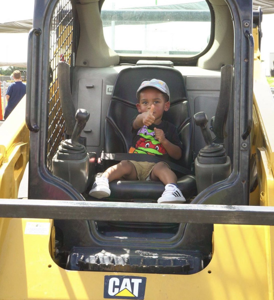 DigWorldTX's tweet photo. THUMBS UP for awesome weather today! We are open 9am-3pm! Come DIG up some fun!! 🚜 https://t.co/qQ5MK4rjSE