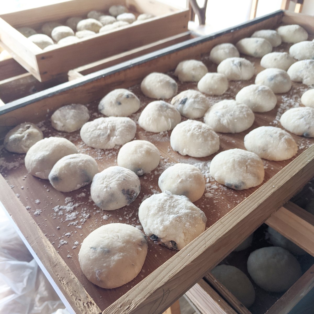 akecci's tweet photo. 餅つきぺったん♪

カマドに、薪に。羽釜に、せいろ。うすに、仕込み板... と、本格的！

仕上げた餅々は、玄米もち、白もち、ヨモギもち、紫芋もち、鏡もち、豆もち... と色とりどり！

良いお正月さまを迎えられそうです。

皆様も、よいお年をお迎えくださいー

#餅つき #ケララ食堂 #広島 https://t.co/VsiQnuRhL5
