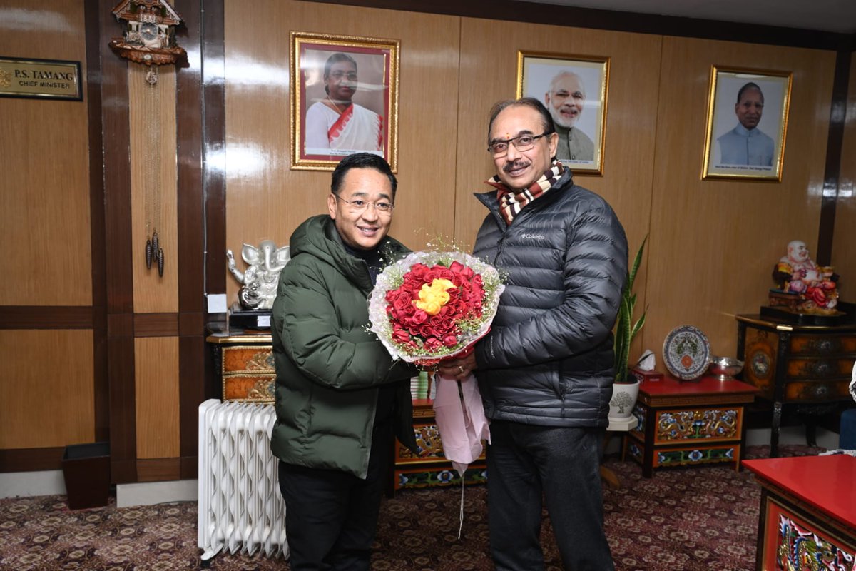 RailNf's tweet photo. GM/NFR, Shri Anshul Gupta today met Hon'ble Chief Minister of Sikkim, Shri Prem Singh Tamang at Gangtok and discussed about the progress of the ongoing rail connectivity projects of the state @RailMinIndia Senior railway officials were also present. https://t.co/DqLsLoMfoi