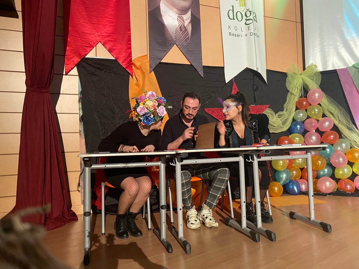 Bursaalmanca's tweet photo. Bursa Hamitler kampüsünde Kostümfest heyecanı vardı🎉✨💫. Dans,şarkı,müzik,çekilişler ve almanca kelime oyunlarıyla doyasıya bir eğlence yaşadık. 🇩🇪Deutsch macht spaß🇩🇪 #deutsch #dogadaalmanca @KvancBarlas @GuldemG @UdoKywall @SuniyeK @TopuzBurcu https://t.co/AWvkmmtdms