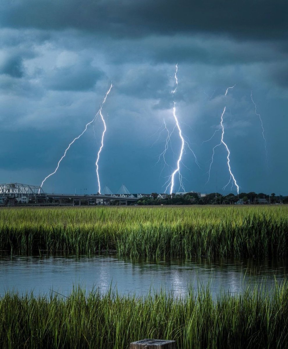 ChuckTownDaily's tweet photo. As we enter into 2023, think big; Dream bold; make an impact that leaves a lasting impression - Thank you https://t.co/fNPBYEmEcD for this electrified shot #charlestonphotography #charlestonphotographer #charlestonweather #charlestondaily #charlestonlifestyle https://t.co/SDhdBeODkj