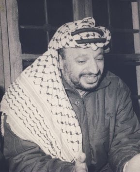 myhistorytales's tweet photo. #HistoryBytes Yasser Arafat, the late head of Palestine always wore his headscarf called the ‘Keffiyeh’ in an unique style such that it resembled the shape of Palestine in the map before the Israel partition era
He wanted just his appearance to remind people of Palestine’s claim https://t.co/aqaHdIKcTu