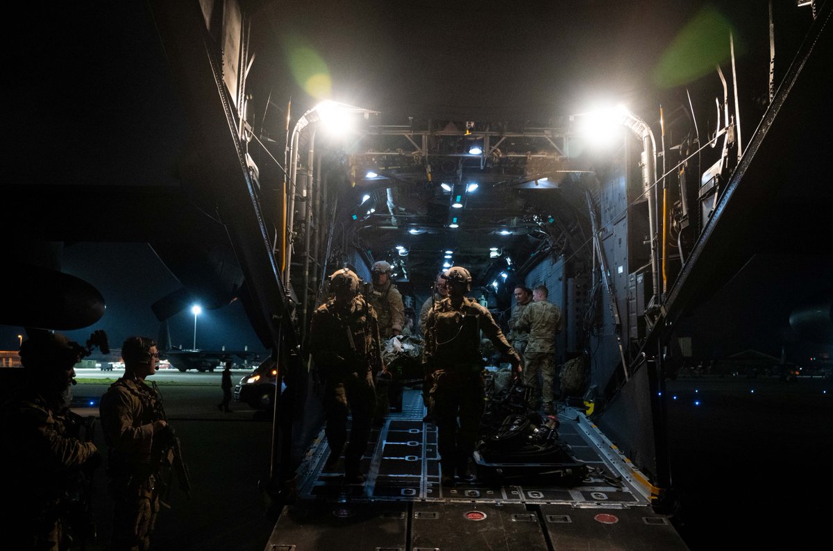 One of our Special Operations Surgical Teams transports a simulated patient off a #MC130J during a training exercise. Anywhere, anytime these teams are dedicated to their craft, team, the mission and their patients.

📸: Senior Airman Christopher Stolze

@SpecialTactics_