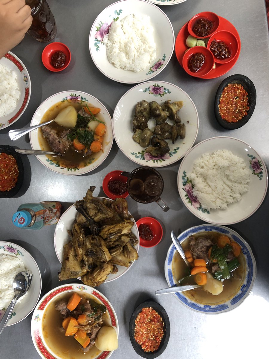 Rela antri buat makan sop buntut pak supar di semarang