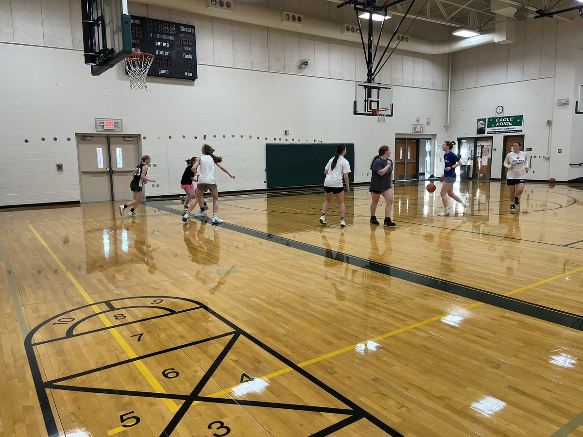 OFHSLadyEagles's tweet photo. Had our alumni scrimmage this morning! Great to see former and present Eagles playing together! #OFPride 🏀 https://t.co/nrPJpnUEQq