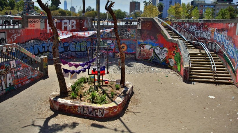 Caplevi1540's tweet photo. La entrada del metro Baquedano tiene un espacio llamado "Jardín de la resistencia" donde recuerdan a personas "victimas de la represión del Estado de Piñera", lo que no te cuentan es que varias de esas personas en realidad son victimas del octubrismo. Pequeño 🧵 https://t.co/bWsd9Kxvi6