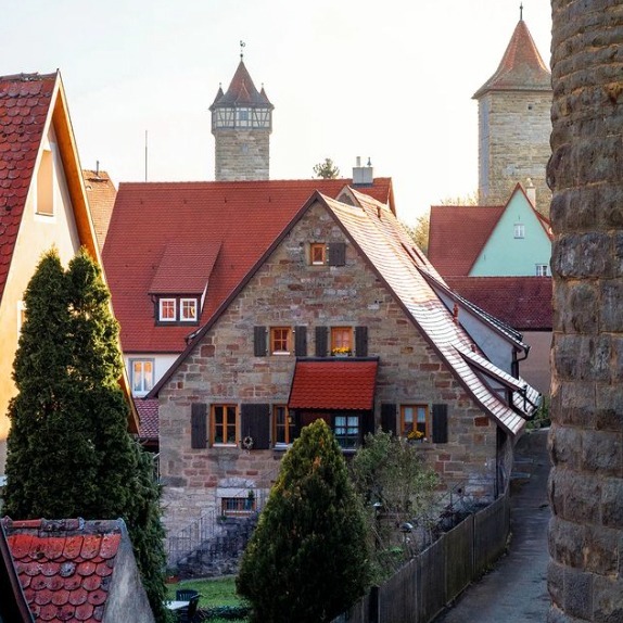 Ontario TMACer, Lauren Yakiwchuk, gives us a valuable travel tip: Wake up early.

"Stay overnight in the cute tiny towns that can get crowded during the day. Many of these places are visited by day trippers. Wake up early and you are most likely to have … instagr.am/p/Cmt09lktRJb/