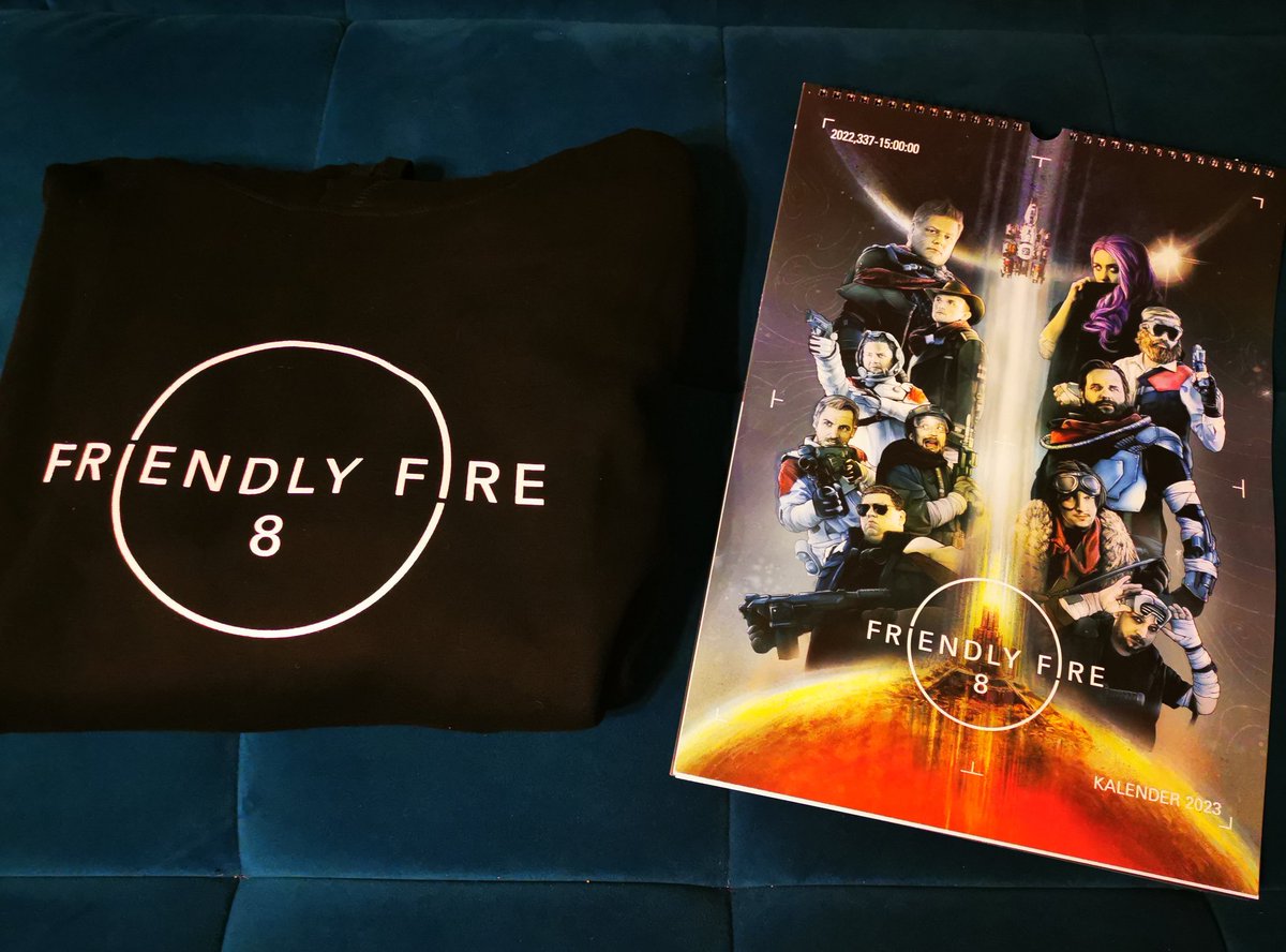 MiaMiko25's tweet photo. Endlich da! Der Kalender ist ein sehr guter Grund sich auf 2023 zu freuen. :) Der Pulli ist mal wieder total flauschig ♥️ #FriendlyFire8 #merch #yvolve https://t.co/57yFWUHisK