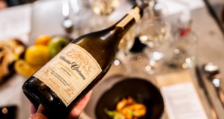 Entre los mejores Chardonnay del mundo. María Carmen, el blanco ícono de Bodegas Bianchi. <a href="/BodegasBianchi/">Bodegas Bianchi</a> #vino #reconocimiento #calidad #competencia tw.wtr.one/cdaa2591ade0364 #MaríaCarmen