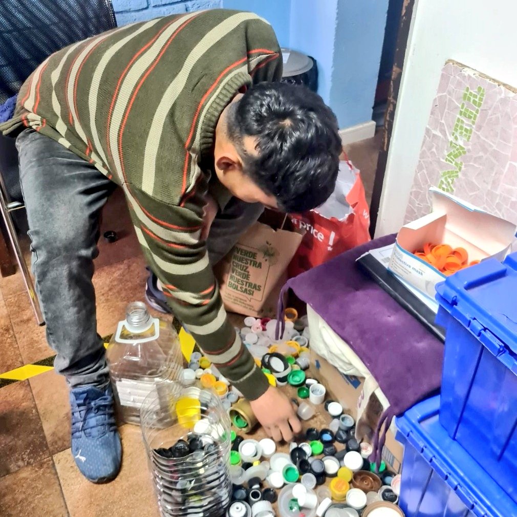 🤎 Jóvenes en reinserción del Centro Semicerrado #LaSerena realizaron la campaña #JuntaTusTapitas, en apoyo a niños, niñas y adolescentes con cáncer de todo Chile.

Los jóvenes recolectaron, seleccionaron y ordenaron las tapitas, entregándolas a las Damas de Café en #LaSerena.