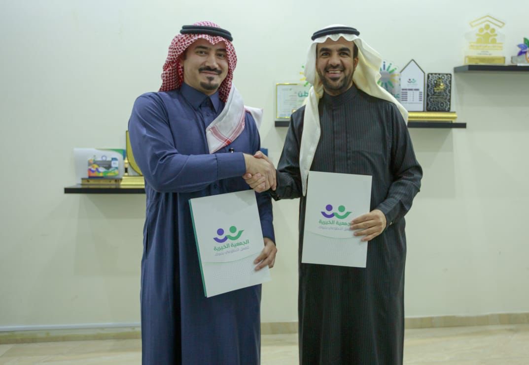 TabukVAs's tweet photo. وقع مجلس الجمعيات الأهلية بمنطقة تبوك والجمعية الخيرية للعمل التطوعي مذكرة تعاون تهدف لتبادل الخبرات للتكامل والارتقاء بالعمل التطوعي والبرامج المجتمعية والتدريب . 
#تبوك 
@TabukVAs
#العمل_التطوعي https://t.co/338amUdz9Q