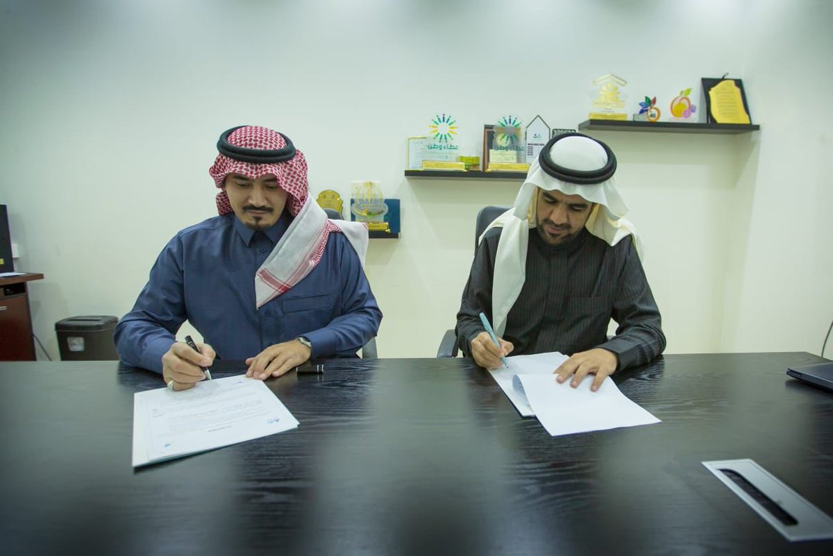 TabukVAs's tweet photo. وقع مجلس الجمعيات الأهلية بمنطقة تبوك والجمعية الخيرية للعمل التطوعي مذكرة تعاون تهدف لتبادل الخبرات للتكامل والارتقاء بالعمل التطوعي والبرامج المجتمعية والتدريب . 
#تبوك 
@TabukVAs
#العمل_التطوعي https://t.co/338amUdz9Q