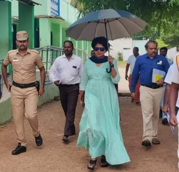 FriendsOfVck's tweet photo. படிப்பு என்ன செய்யும்!

தீண்டாமைய கடைபிடிக்கிறது கடவுளாவே இருந்தாலும் தூக்கி உள்ள வச்சிட்டு போய்ட்டே இருக்கும்🔥 https://t.co/BSm99SiyKP