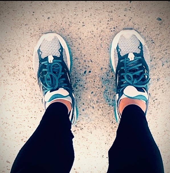 sa_bluebonnet's tweet photo. S’my new shoes f’my new job.
Never thought I’d be here, ‘gain. Got lotsa kilometers t’put n’these soles n’it starts t’day.
M’back n’the clock! 😃
#NewJobOldMe #FirstSteps #SeeYouInJanuary https://t.co/21YMIXt8YE