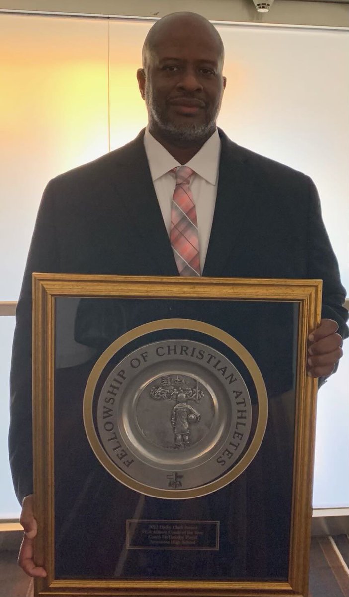 CoachCarmichEAL's tweet photo. Congratulations to our head coach Detimothy Floyd @Coachdfloyd who received a award for the 2022 Atlanta FCA Coach Of The Year at the 2022 Chickfila Peach Bowl FCA Breakfast! #CardinalNation #JonesboroU🧬 #FCA https://t.co/kik0xZqeXx
