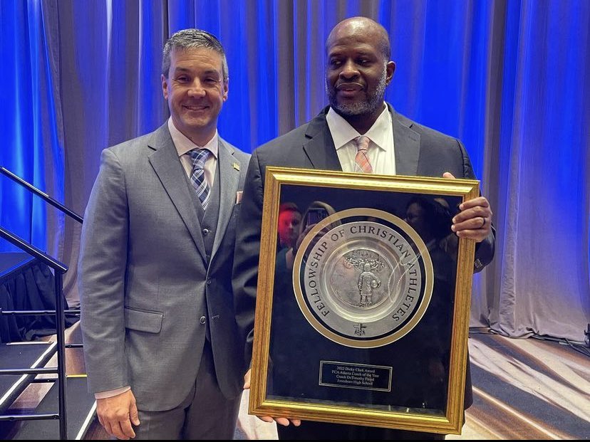 CoachCarmichEAL's tweet photo. Congratulations to our head coach Detimothy Floyd @Coachdfloyd who received a award for the 2022 Atlanta FCA Coach Of The Year at the 2022 Chickfila Peach Bowl FCA Breakfast! #CardinalNation #JonesboroU🧬 #FCA https://t.co/kik0xZqeXx