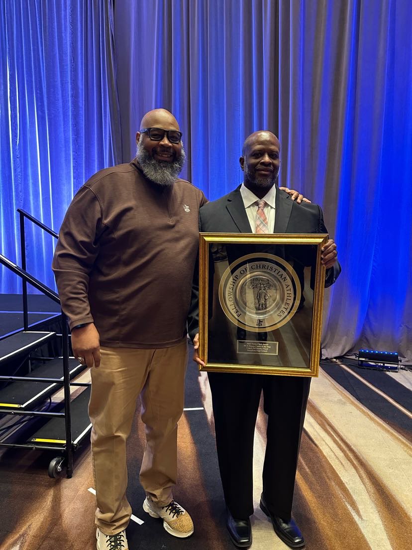 CoachCarmichEAL's tweet photo. Congratulations to our head coach Detimothy Floyd @Coachdfloyd who received a award for the 2022 Atlanta FCA Coach Of The Year at the 2022 Chickfila Peach Bowl FCA Breakfast! #CardinalNation #JonesboroU🧬 #FCA https://t.co/kik0xZqeXx