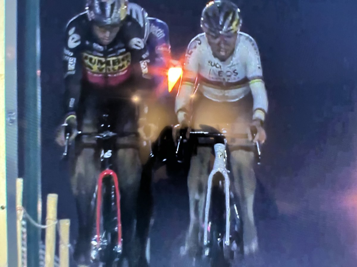 VaTi75's tweet photo. Wat een koersdagen @mathieuvdpoel @WoutvanAert @tompidcock Toppers !!! https://t.co/tSw0pLLL2R