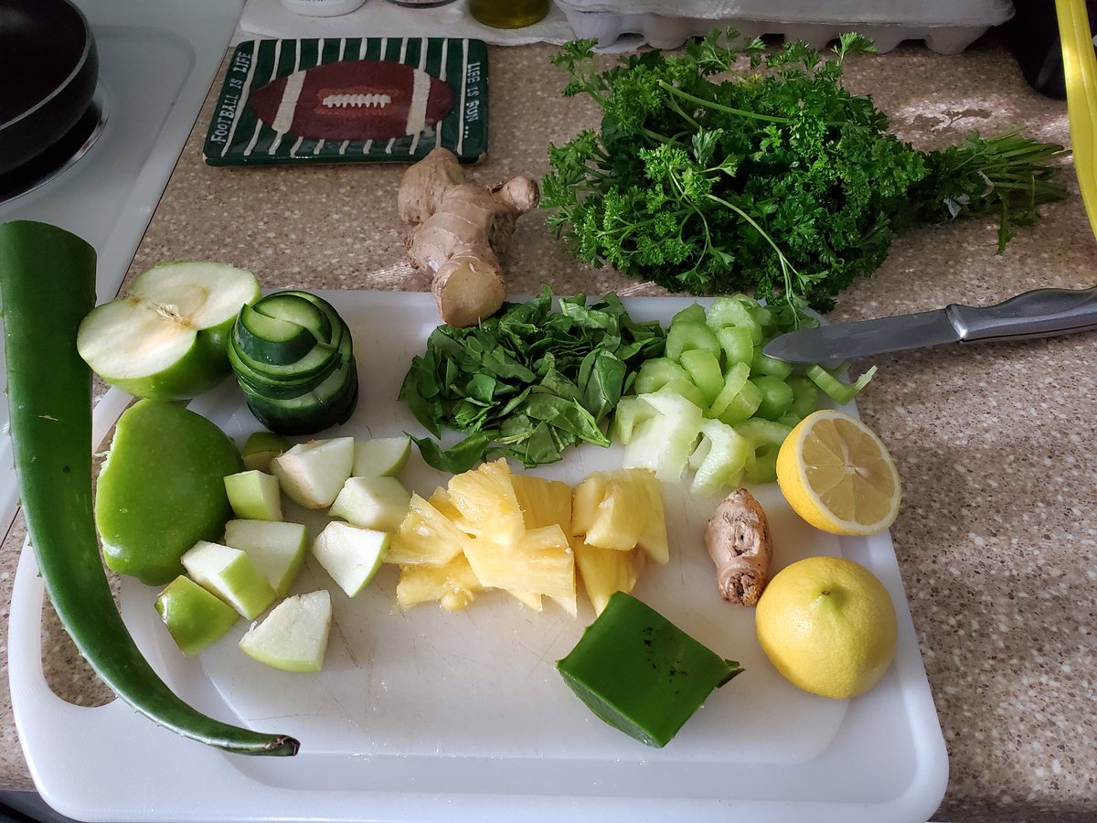 jlvgjockey's tweet photo. Detox Dia 3
1/2 Manzana verde
1/2 Pepino
Rodaja de Piña
Rama de Celery
Espinaca
Perejil
Pedazo de cristal de Sabila
Jenjibre (Agua) ...hervir previo
Jugo de Limón (1)
#detoxhealth https://t.co/OvjghAOLLu