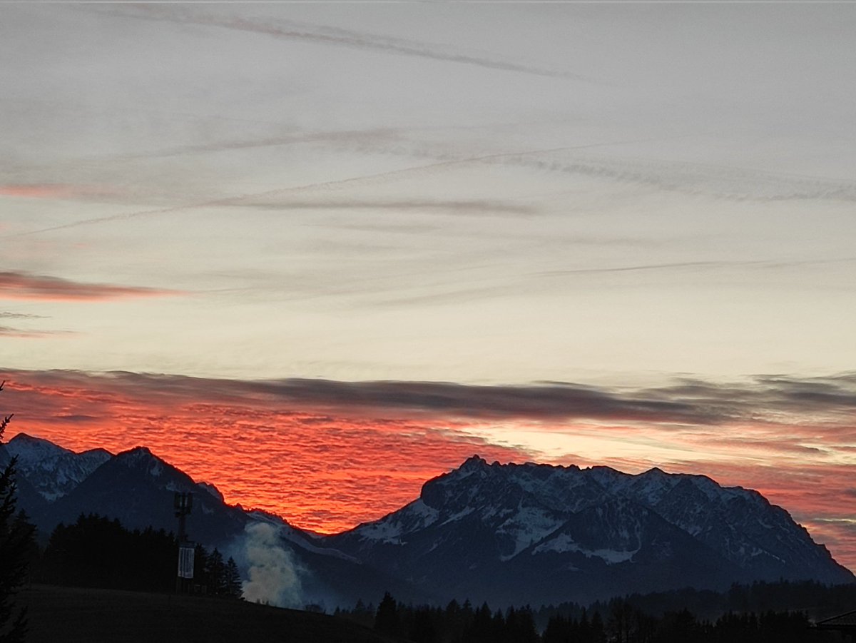 IngePirner's tweet photo. Ein toller Sonnenuntergang über dem Wilden Kaiser⛰️. Als ob sich 2022 nochmal von seiner besten Seite zeigen will😉. Hoffen wir auf ein in vielen Teilen besseres 2023! 🍀🐖🐞 ☺️ @BFV_Medien @VDReV #datevbotschafter https://t.co/zljOpI6HMA