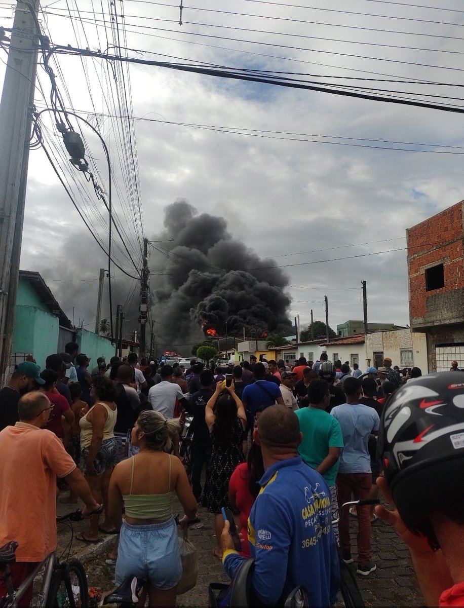 da_cidade_'s tweet photo. uma plateia assistindo o incêndio, meu país Parnamirim acha q tudo é entretenimento https://t.co/G1XjbEufIJ
