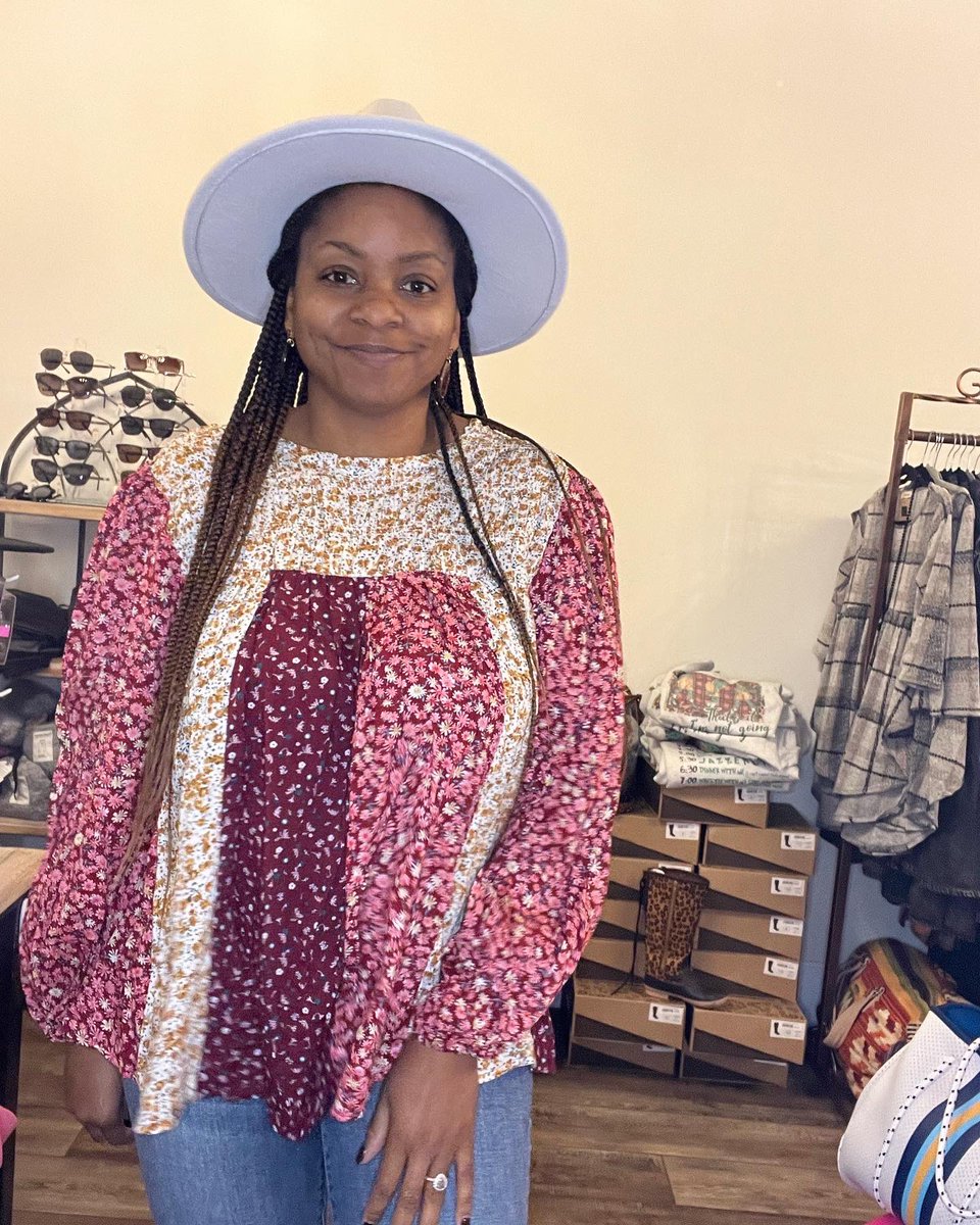 Cotiqueshop's tweet photo. Coming by to shop today? Be sure to grab this comfy top! OR the entire outfit! Hat, earrings, a cute pair of jeans and some shoes too!!!

We are here til six and ready to show you all the things!

#citetops #comfytops #flowystyle #rayon #easel #apparel https://t.co/M6LqV4e9UI