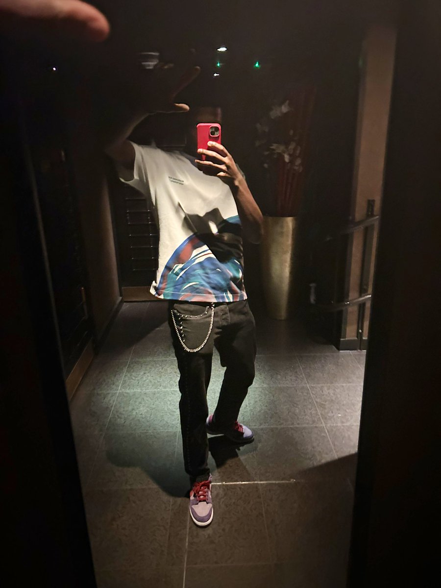 Brandonj10B's tweet photo. Why ain’t nobody tell me London 🇬🇧was hard fr. https://t.co/LhPixSHzSj