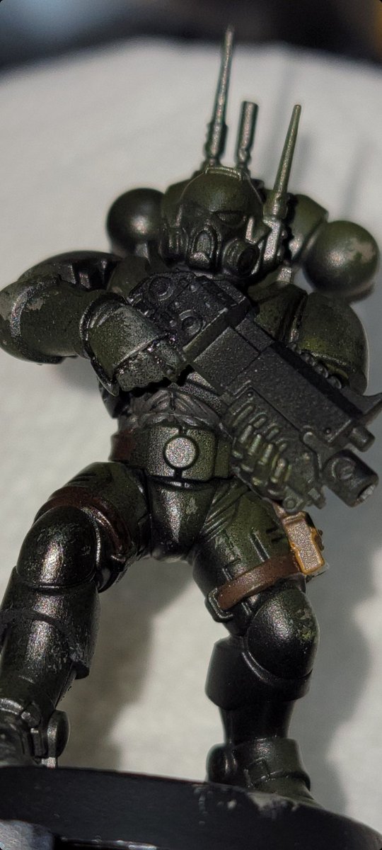 PlasticHobbies's tweet photo. Basecoat and wash applied. I lost a lot of the highlights in the wash. #hobbystreak #raptorchapter #40k https://t.co/0kcPyWsxPe