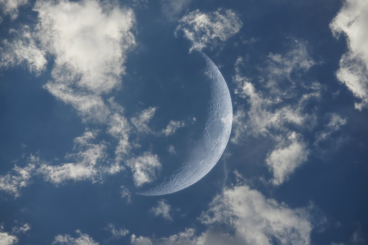 AJamesMcCarthy's tweet photo. I took an absurdly high resolution shot of our moon during broad daylight. This composite image was captured using two telescopes and two cameras to recreate this beautiful scene. View and download the 96 megapixel image here: https://t.co/7JguHyhaMB https://t.co/G7Qxm5l8Vp