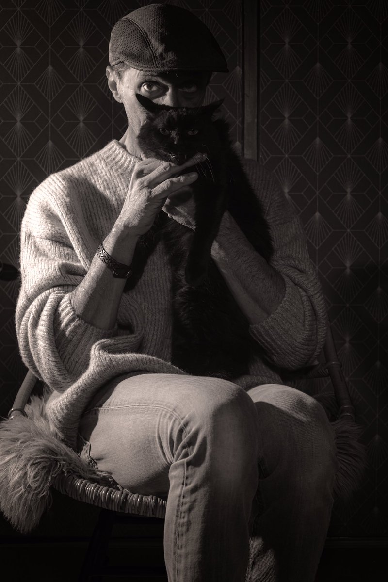 ThierryCalmett3's tweet photo. #People #Mammal #Portrait #Indoors #Headwear #Cat #CapsAndHats #DomesticAnimals #selfportrait #Sitting #PhotoShoot #Hairstyle #HumanHair #ThreeQuarterLength https://t.co/hwJwlFoKsp