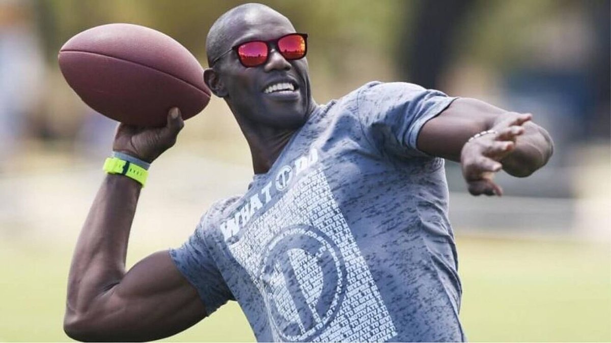 ThatDudeD0M's tweet photo. •Derek Carr benched

• The 7-8 Pats have a chance for playoff contention 

•The Phins have let Tua get concussed 3 times in one season

•Nick Foles is starting Games

•Tom Brady is losing them

•49 YO Terrell Owens is talking to teams for an NFL return

WTF IS HAPPENING. https://t.co/lFIp6IQO39