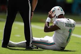 ThatDudeD0M's tweet photo. •Derek Carr benched

• The 7-8 Pats have a chance for playoff contention 

•The Phins have let Tua get concussed 3 times in one season

•Nick Foles is starting Games

•Tom Brady is losing them

•49 YO Terrell Owens is talking to teams for an NFL return

WTF IS HAPPENING. https://t.co/lFIp6IQO39
