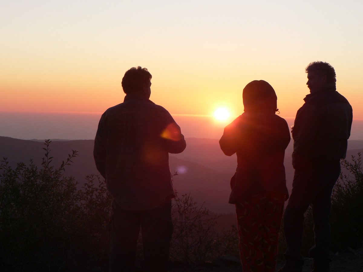 #ThrowbackThursday to an epic summer sunset at Bear Basin Butte near Gasquet, CA. Offering 360° views of the Siskiyou Mountains to the east and the Pacific Ocean to the west, you can rent this spot from July 1 to September 30! 
fs.usda.gov/recarea/srnf/r…